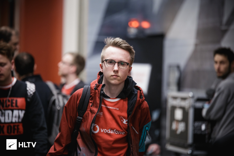 神经生物学：催产素分泌水平如何影响多人博弈（如德扑）中的信任与诈唬。（信任与诈唬的神经生物学：催产素水平在多人博弈（如德州扑克）中的作用）